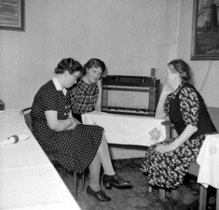 Huishoudelijk personeel luistert naar de radio, Bestanddeelnr 255-7789