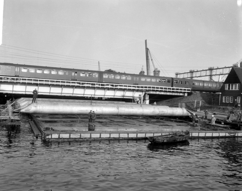 IJtunnelsegment versleept van Houthaven naar zijn plaats het Oosterdok, Bestanddeelnr 917-1915