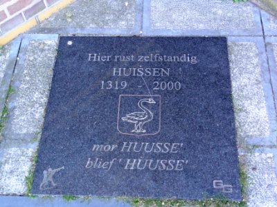 Huissen (Lingewaard) gedenksteen Hier rust zelfstandig Huissen