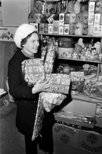 Huisvrouwen doen Sinterklaasinkopen, Amsterdam dame met pakjes, Bestanddeelnr 924-0619