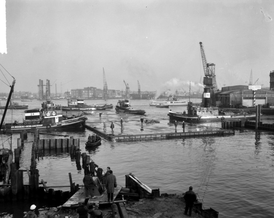 IJtunnelsegment versleept van Houthaven naar zijn plaats het Oosterdok, Bestanddeelnr 917-1912
