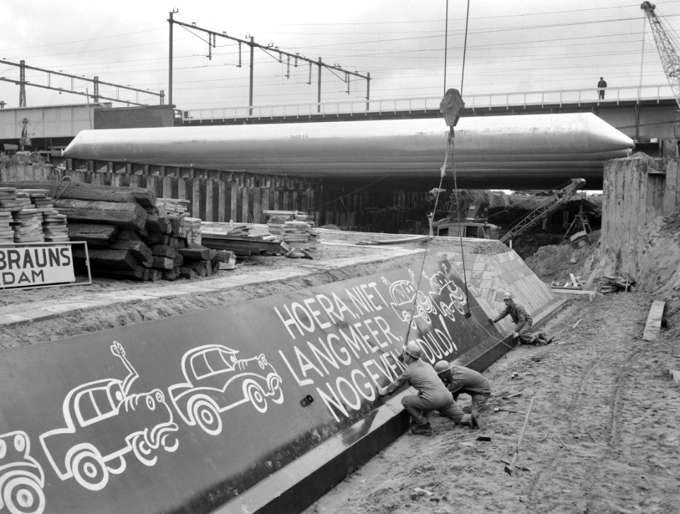 IJ-tunnelbouw, plaatsen van snijrand van de caisson, Bestanddeelnr 914-0964