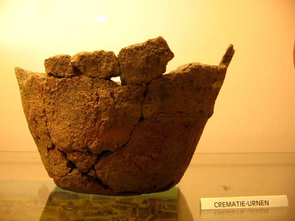 IJzertijd crematie-urn (2) in het Leudalmuseum, Haelen 001