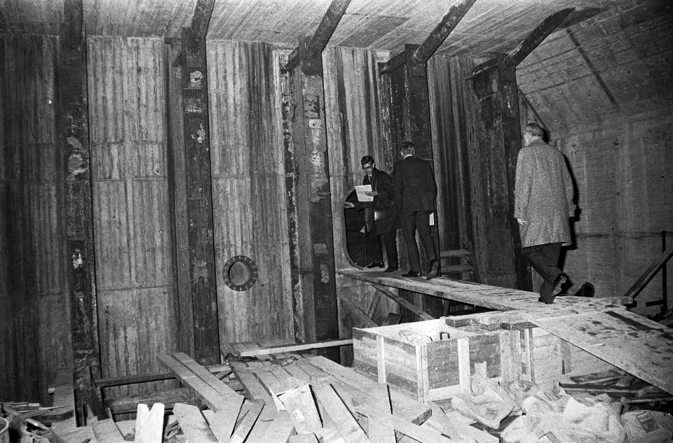 IJ-tunnel persdag. In het midden het mangat, waardoor de duikers heen moeten, Bestanddeelnr 920-7699