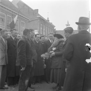 IJzendijke. Koningin Wilhelmina in gesprek met een groep mannen, Bestanddeelnr 900-4023