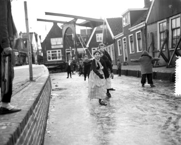 IJsvermaak in Volendam, Bestanddeelnr 910-9374