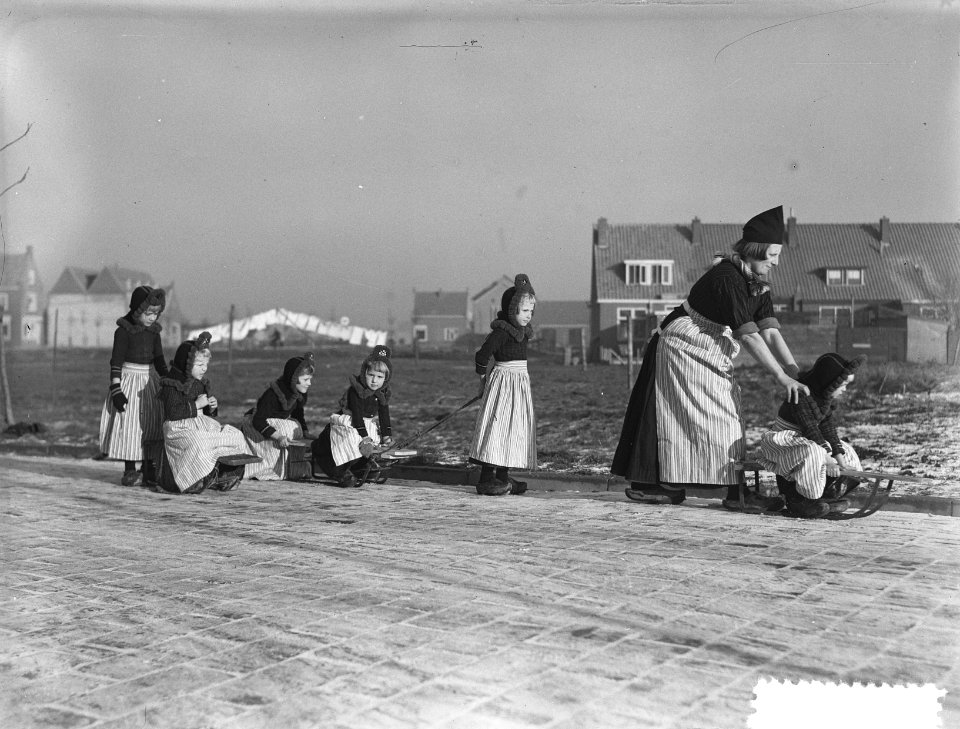 IJzelfeest op straten in Volendam, Bestanddeelnr 904-8827