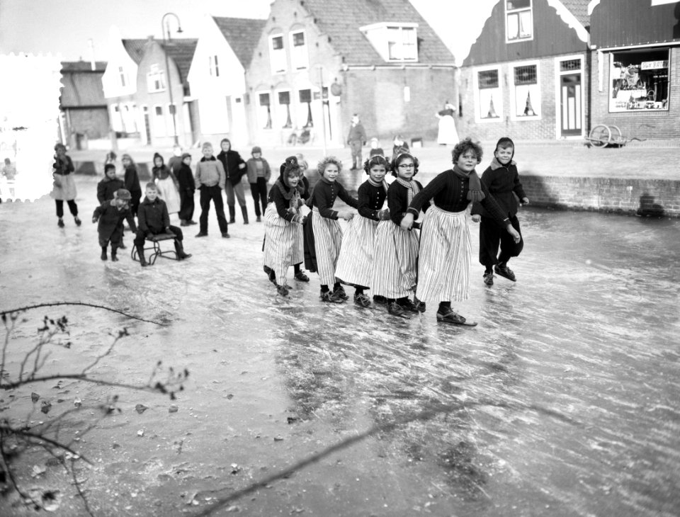 IJsvermaak in Volendam, Bestanddeelnr 910-9377