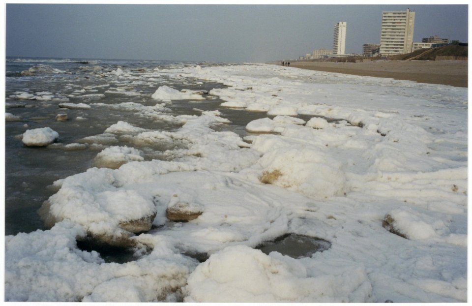IJsvorming op de Noordzee bij Zandvoort door aanhoudende strenge vorst. NL-HlmNHA 54036410