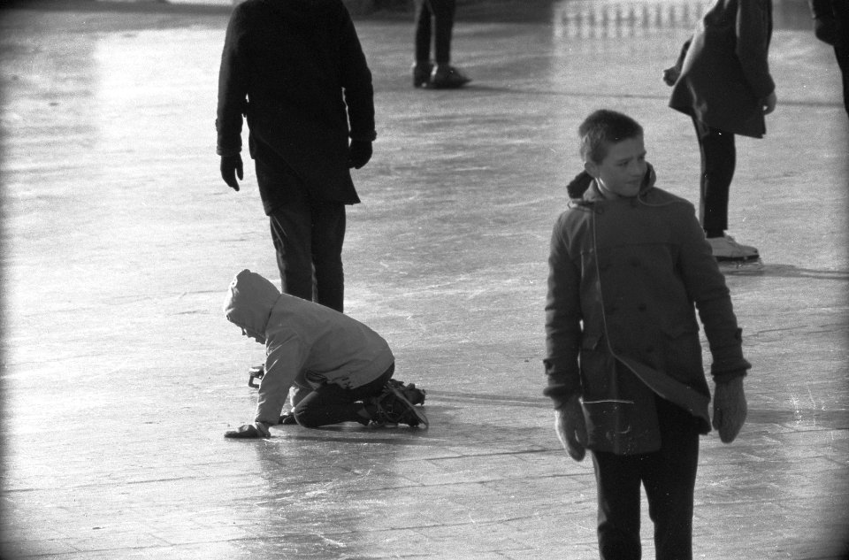 IJsvreugde langs het Noordzeestrand, schaatsen op de rotonde te Zandvoort, Bestanddeelnr 912-0155