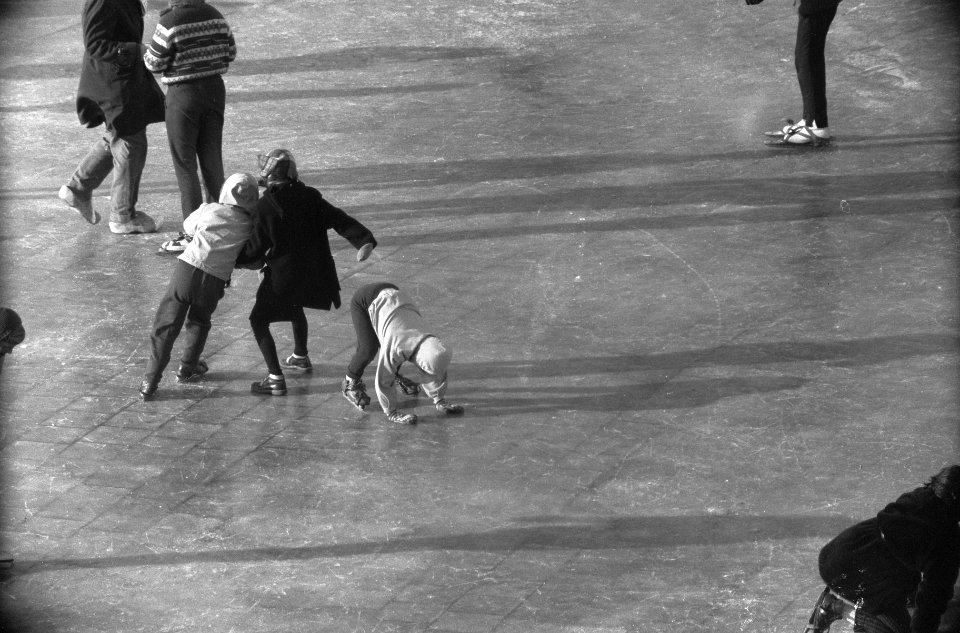 IJsvreugde langs het Noordzeestrand, schaatsen op de rotonde te Zandvoort, Bestanddeelnr 912-0154