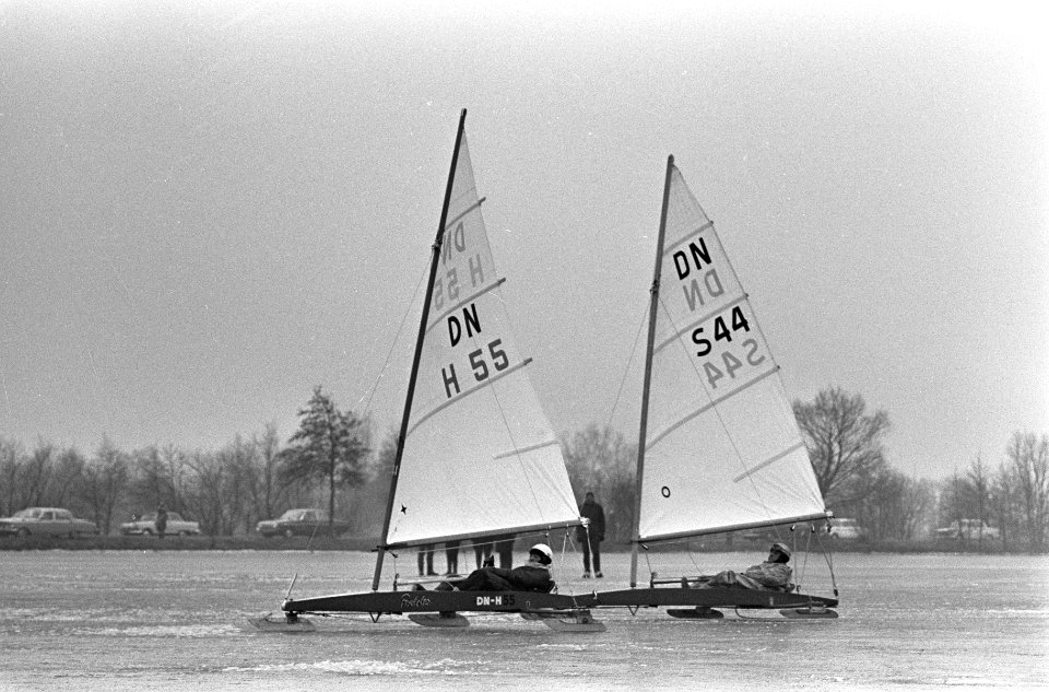 IJszeilen bij Loosdrecht, start DN klasse, Bestanddeelnr 918-7076