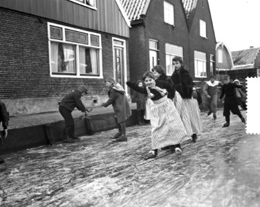 IJsvermaak in Volendam, Bestanddeelnr 910-9379
