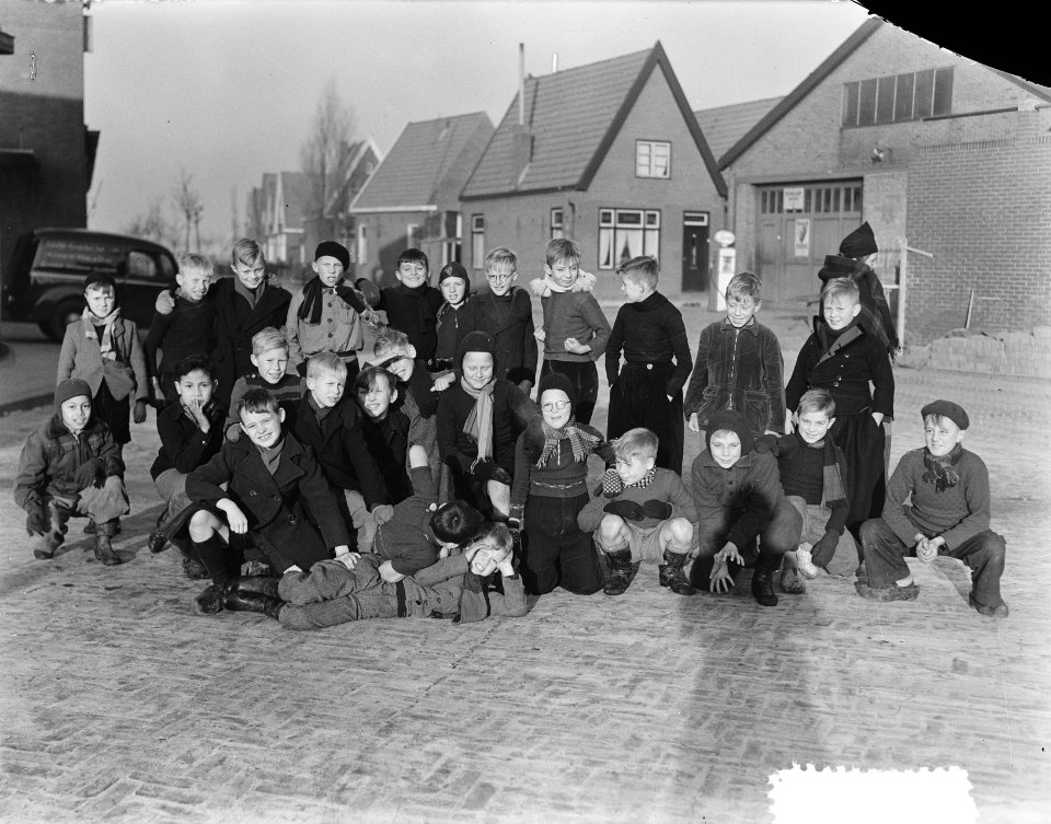 IJzelfeest op straten in Volendam, Bestanddeelnr 904-8834