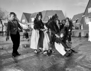 IJsvermaak in Volendam, Bestanddeelnr 910-9373