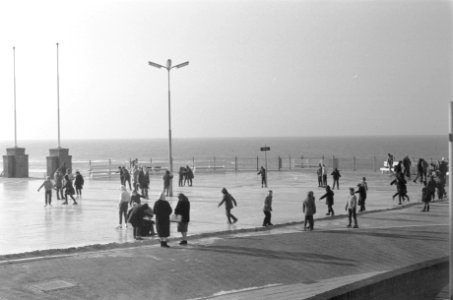 IJsvreugde langs het Noordzeestrand, schaatsen op de rotonde te Zandvoort, Bestanddeelnr 912-0152
