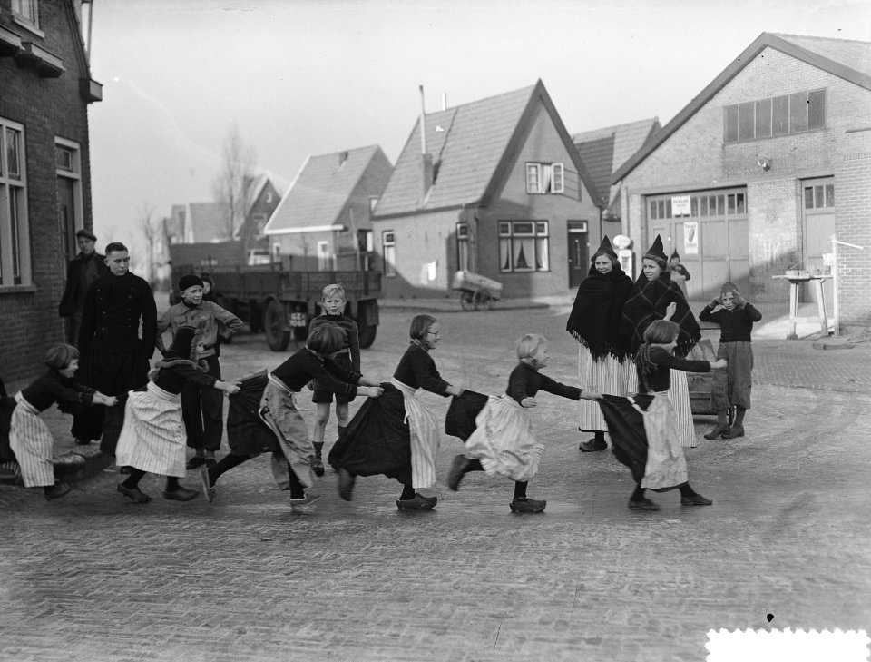 IJzelfeest op straten in Volendam, Bestanddeelnr 904-8829