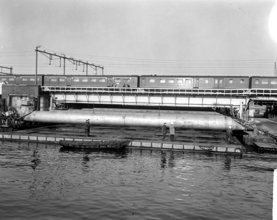 IJtunnelsegment versleept van Houthaven naar zijn plaats het Oosterdok, Bestanddeelnr 917-1918