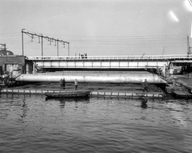 IJtunnelsegment versleept van Houthaven naar zijn plaats het Oosterdok, Bestanddeelnr 917-1914