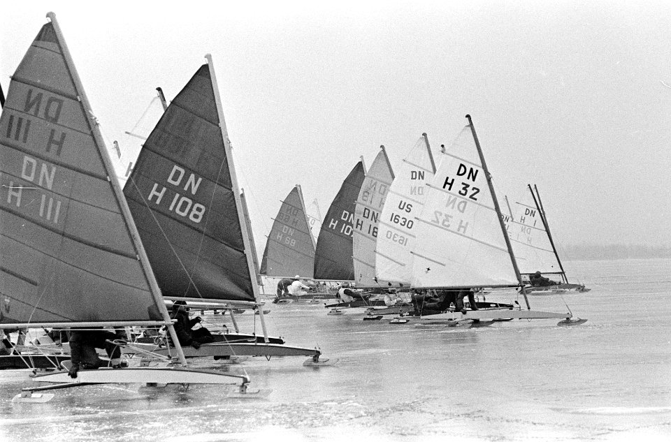 IJszeilen bij Loosdrecht, start DN klasse, Bestanddeelnr 918-7075