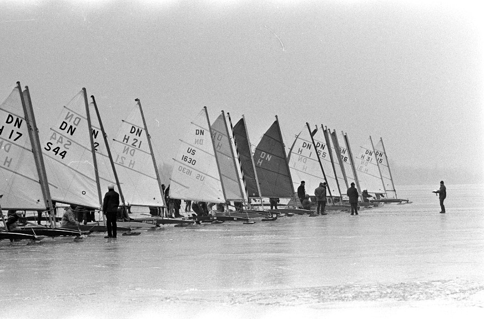 IJszeilen bij Loosdrecht, start DN klasse, Bestanddeelnr 918-7077