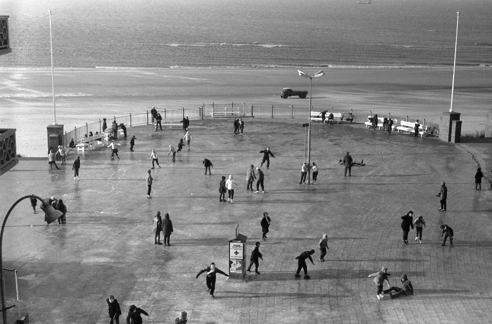 IJsvreugde langs het Noordzeestrand, schaatsen op de rotonde te Zandvoort, Bestanddeelnr 912-0158
