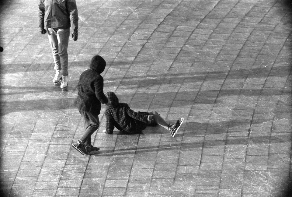 IJsvreugde langs het Noordzeestrand, schaatsen op de rotonde te Zandvoort, Bestanddeelnr 912-0153