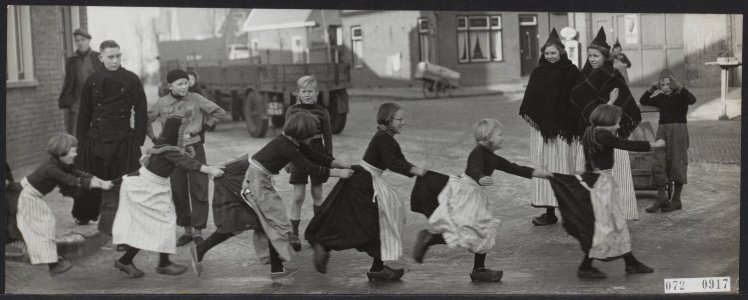 IJzelfeest op straten in Volendam, Bestanddeelnr 072-0917