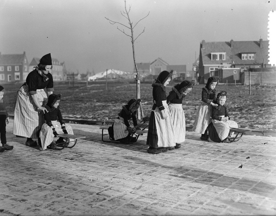 IJzelfeest op straten in Volendam, Bestanddeelnr 904-8824