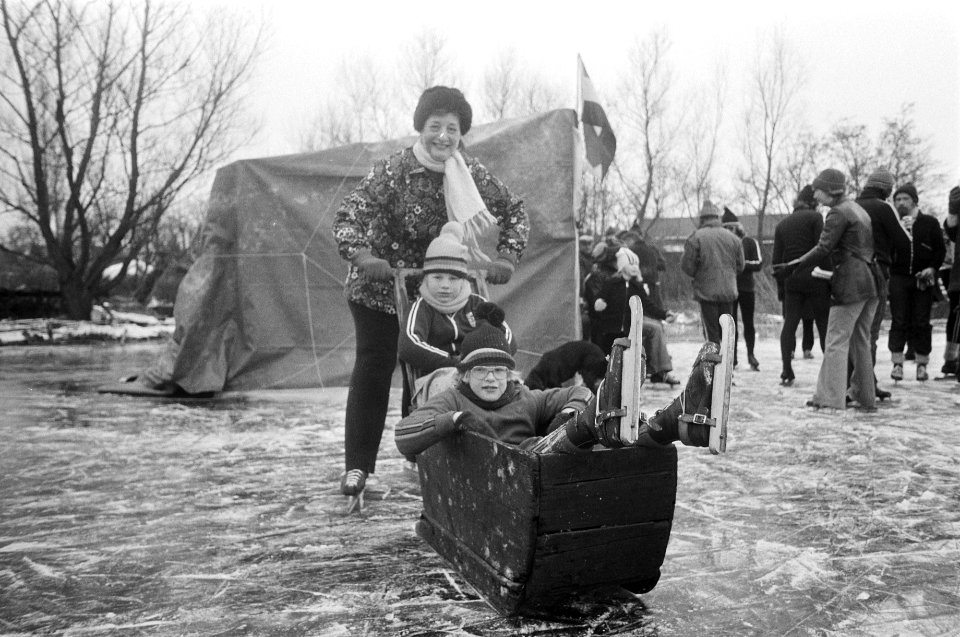 IJspretIJszeilen op de Gouwzee kinderen in antieke ijsslee, Bestanddeelnr 928-3954