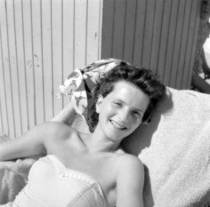 Ilse op het strand in Katwijk, Bestanddeelnr 254-4402