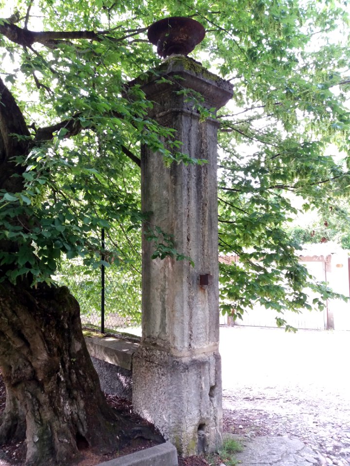 Impasse d'Ypres - Portail du château de la Belle Allemande - Colonne sud