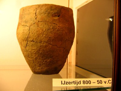 IJzertijd crematie-urn (3) in het Leudalmuseum, Haelen 001