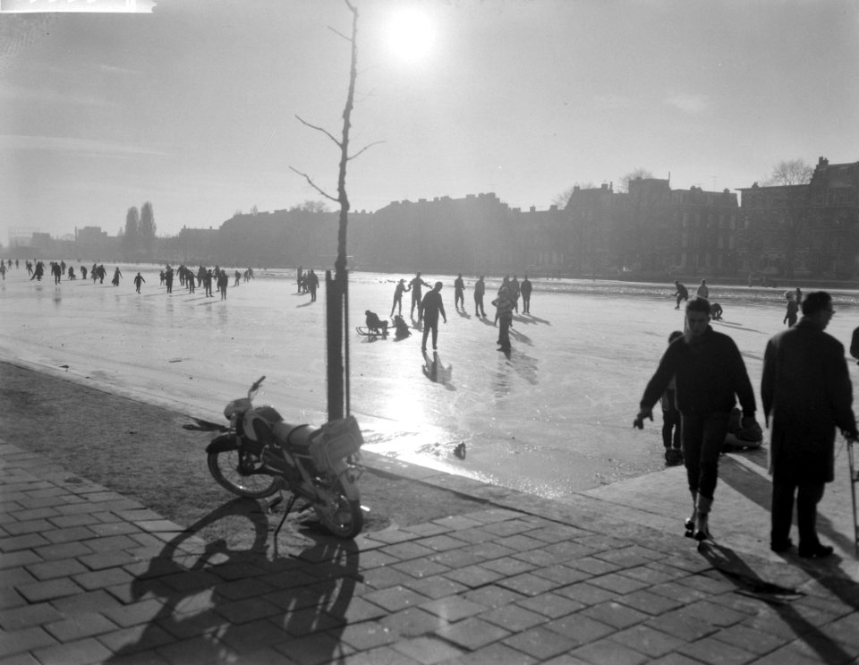 IJspret in Amsterdam Overzicht van schaatsers op de Amstel, Bestanddeelnr 913-3392
