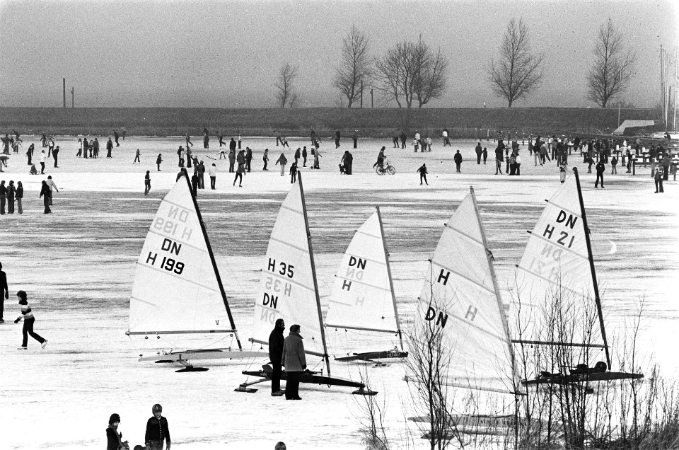 IJspret in het weekend ijszeilers en schaatsers op de Gouwzee, Bestanddeelnr 929-5801