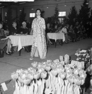Illusion des Fleurs modeshow Bovenkarspel Modellen tussen bloemen en koeien, Bestanddeelnr 913-5454