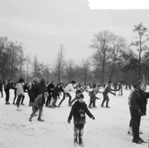 IJspret in het Vondelpark, schaatsen op vijver in Vondelpark, Bestanddeelnr 917-2847