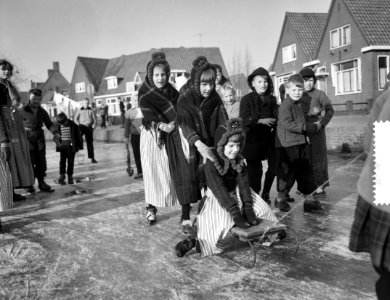 IJsvermaak in Volendam, Bestanddeelnr 910-9378