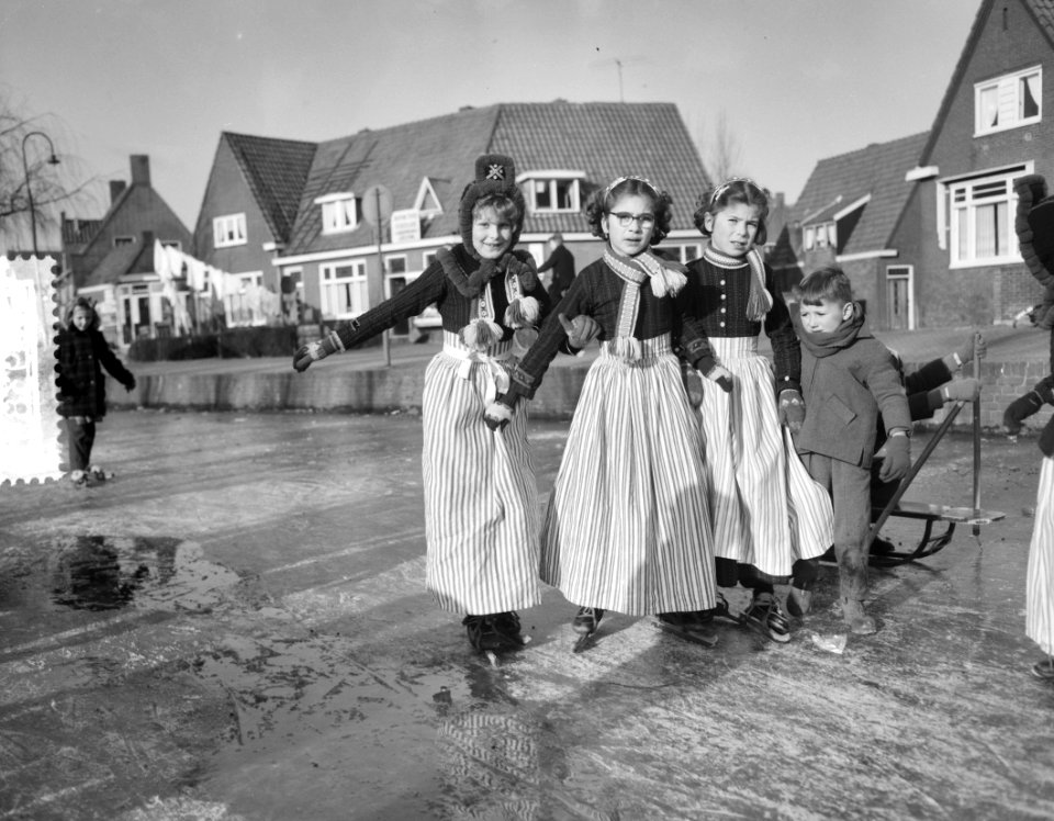 IJsvermaak in Volendam, Bestanddeelnr 910-9383
