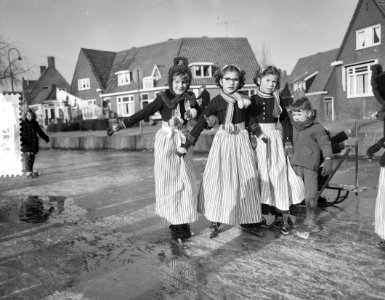 IJsvermaak in Volendam, Bestanddeelnr 910-9383