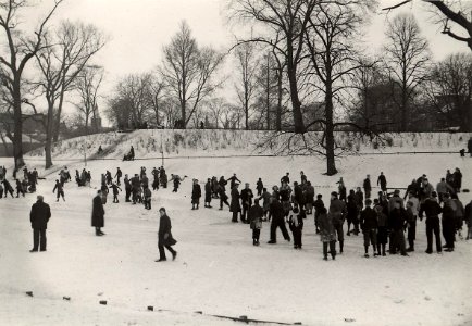 IJsvermaak op de Schotersingel. Aangekocht in 1977 van fotograaf C. de Boer, NL-HlmNHA 1478 25900 K 38