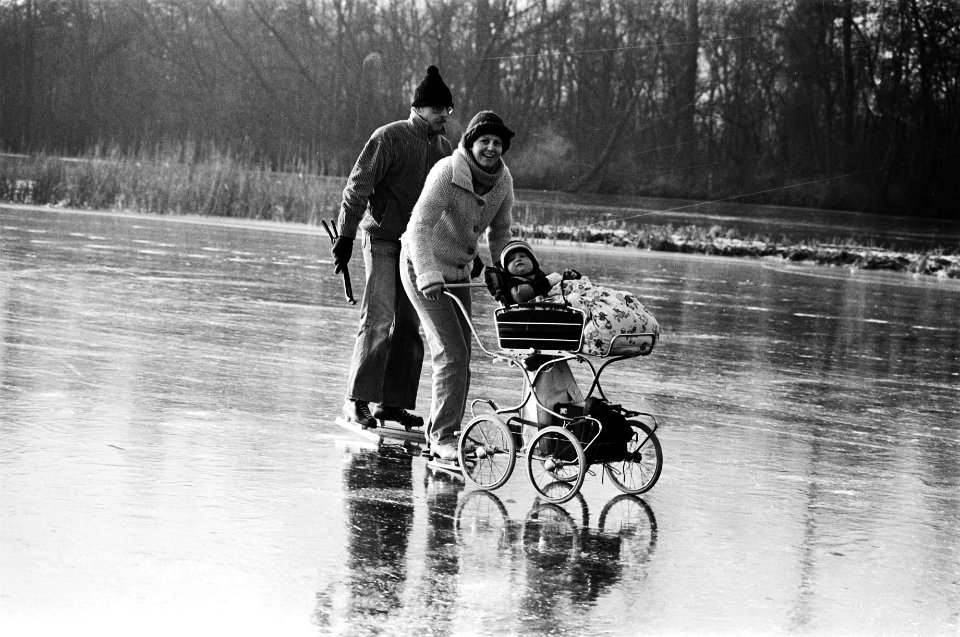IJspret () op schaatsen achter de kinderwagen op Westeinder Plassen, Bestanddeelnr 930-6295