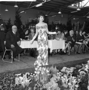 Illusion des Fleurs modeshow Bovenkarspel Modellen tussen bloemen en koeien, Bestanddeelnr 913-5456