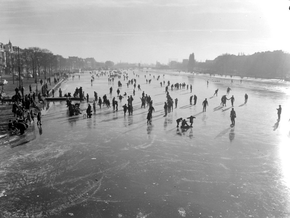 IJspret in Amsterdam Overzicht van schaatsers op de Amstel, Bestanddeelnr 913-3389