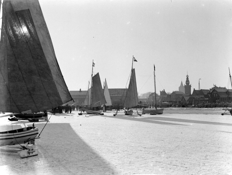 IJszeilboten op de Gouwzee met op de achtergrond de toren van de grote kerk en d, Bestanddeelnr 189-1073