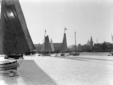 IJszeilboten op de Gouwzee met op de achtergrond de toren van de grote kerk en d, Bestanddeelnr 189-1073