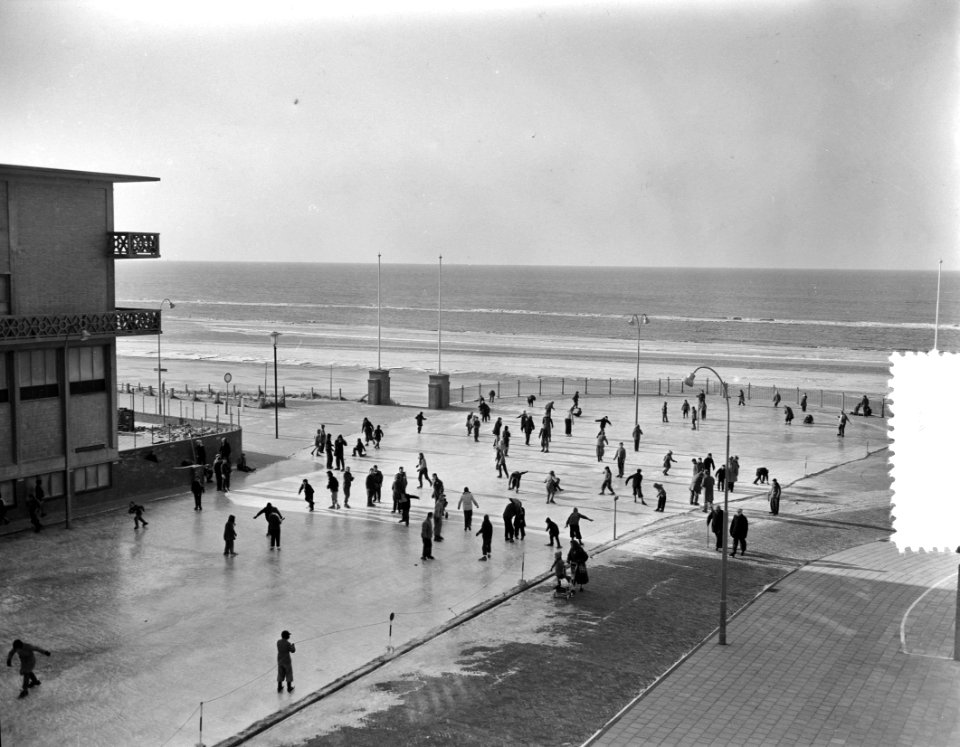 IJspret in Zandvoort De rotonde met ijs, Bestanddeelnr 907-5716