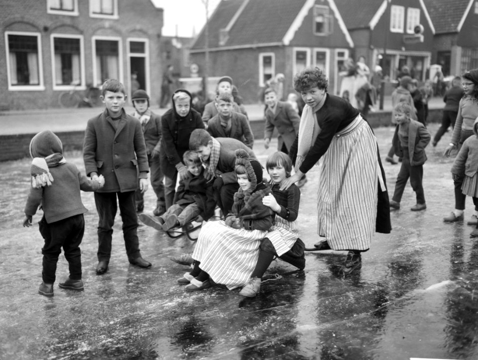 IJspret in Volendam Sleetje rijden op het ijs, Bestanddeelnr 913-3068