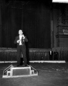 Illusionist Ferry Forst met zijn kanon, die een van zij assistenten in de lucht , Bestanddeelnr 909-2293
