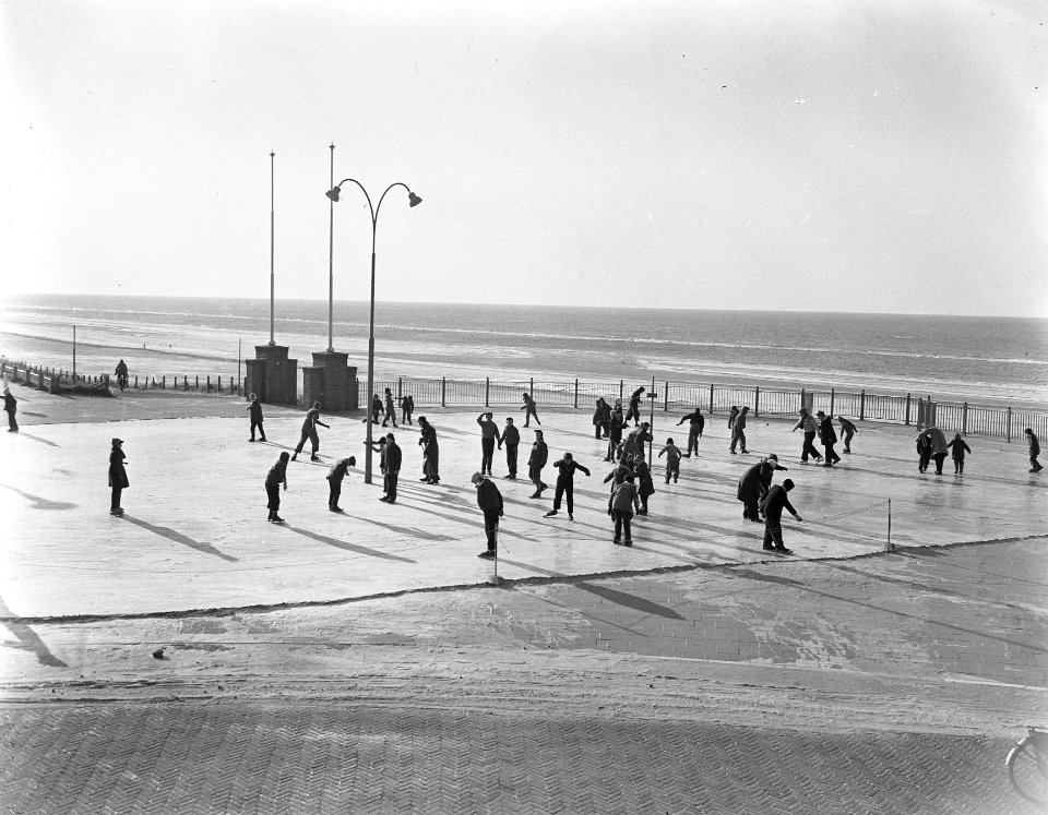 IJspret in Zandvoort De rotonde met ijs, Bestanddeelnr 907-5717